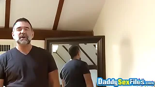 Mature gay guy receives sloppy blowjob before analdrilling
